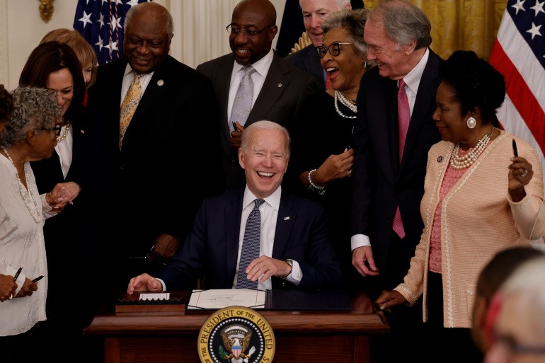 Biden firma un proyecto de ley que convierte a June 19th en un feriado federal