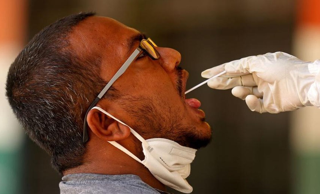 Sí, una persona completamente vacunada expuesta a la variante Delta podría transmitir COVID-19 a otras personas. Sí, una persona completamente vacunada expuesta a la variante Delta podría transmitir COVID-19 a otras personas.