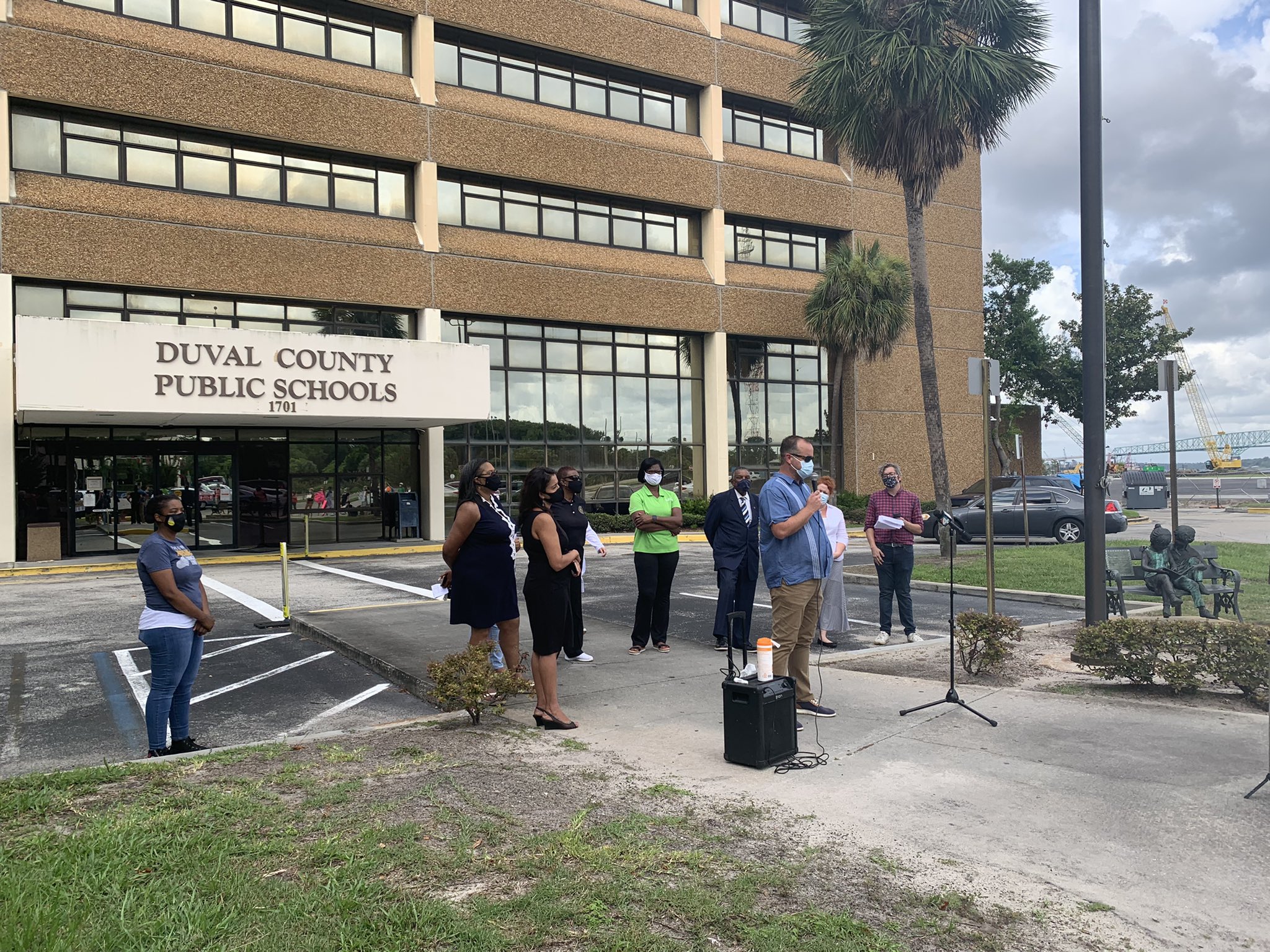 Profesionales de la salud, líderes religiosos, padres y estudiantes piden máscaras en las escuelas del condado de Duval