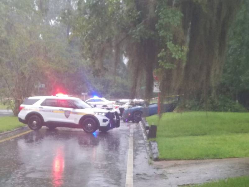 Alerta de tornado: Una persona fallecida luego de que un árbol cayera sobre dos autos en Roosevelt Blvd