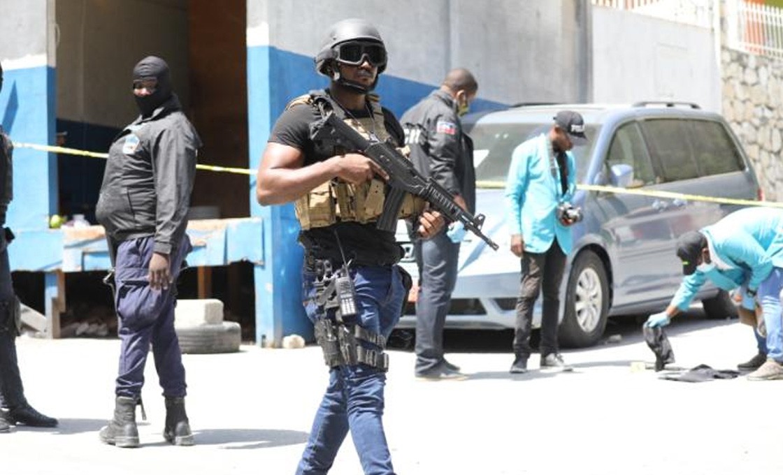 La policía mata a tiros a 4 sospechosos del asesinato del presidente Jovenel Moise y dos son arrestados