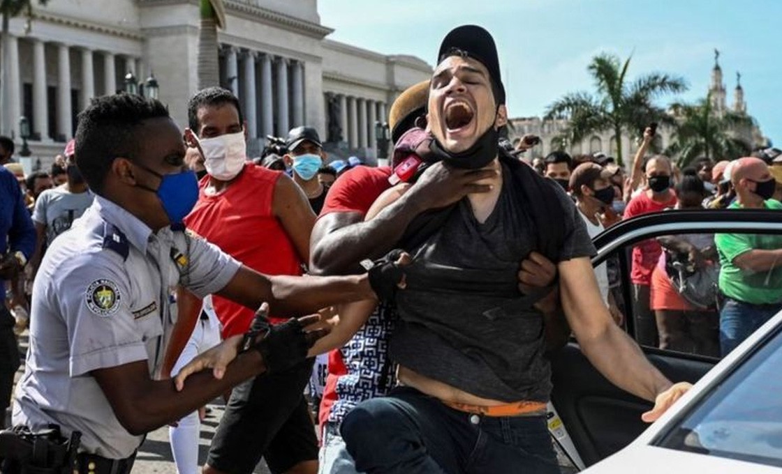 Protestas en Cuba: miles de personas salen a las calles en una inusual manifestación masiva al grito de «abajo la dictadura» Protestas en Cuba: miles de personas salen a las calles en una inusual manifestación masiva al grito de «abajo la dictadura»