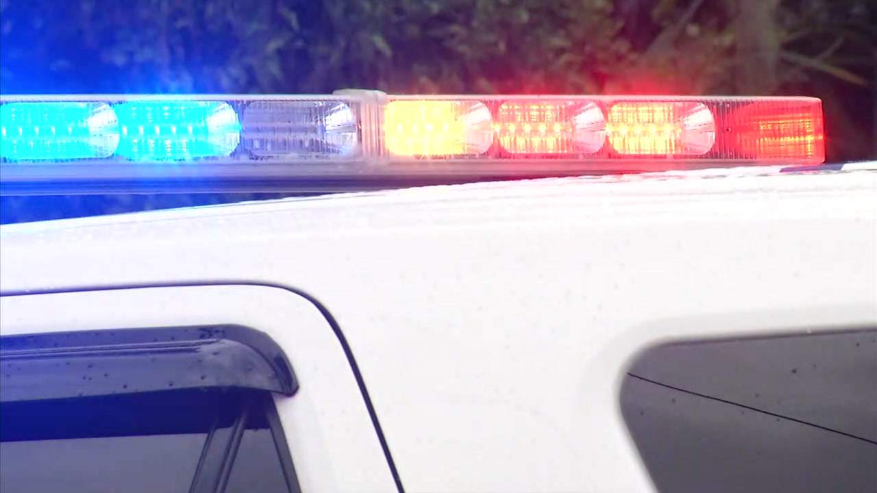 Arrestan a propietario de guardería por dejar a un niño encerrado en una camioneta de transporte