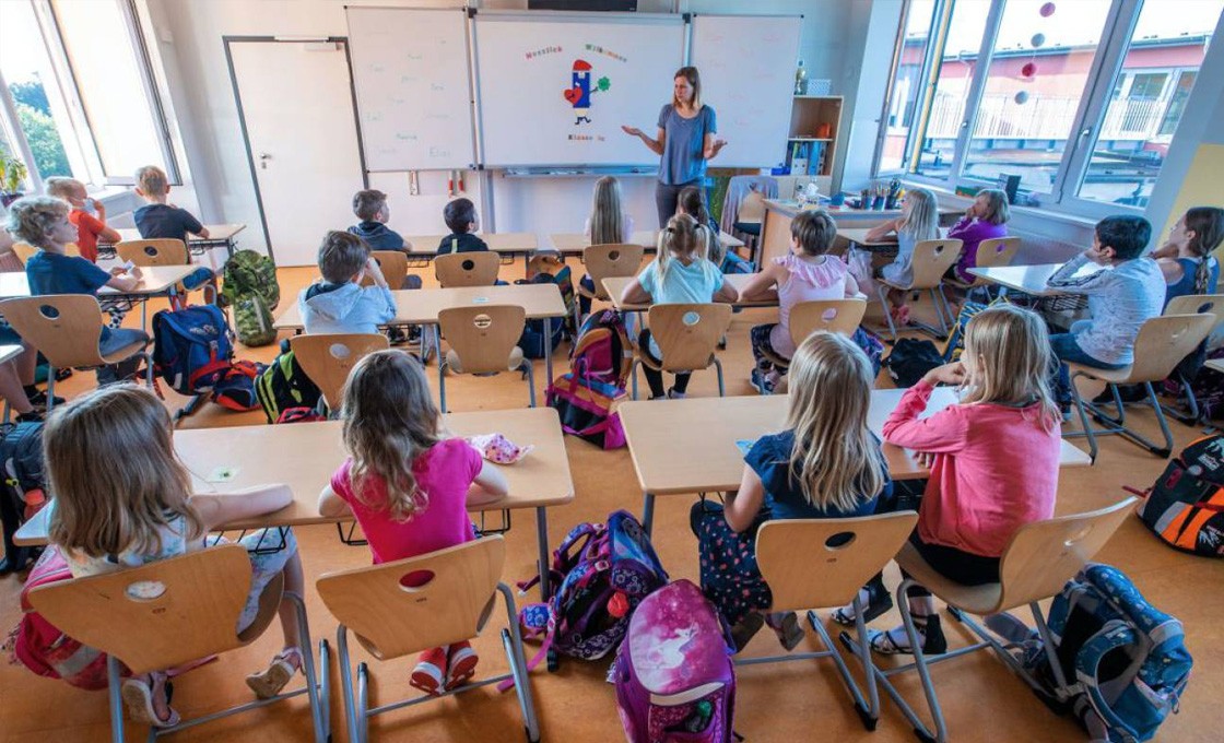 Los estudiantes que se oponen a las máscaras podrían obtener becas para escuelas privadas