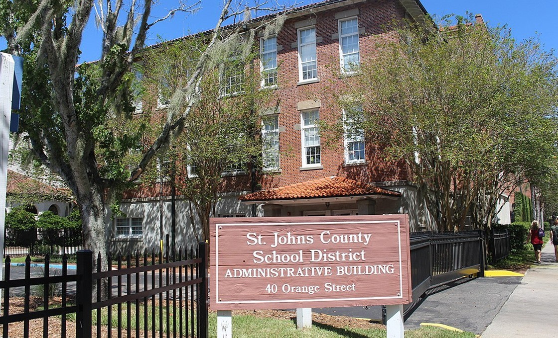 La Junta Escolar del Condado de St. Johns aprobó nuevas reglas del código de vestimenta