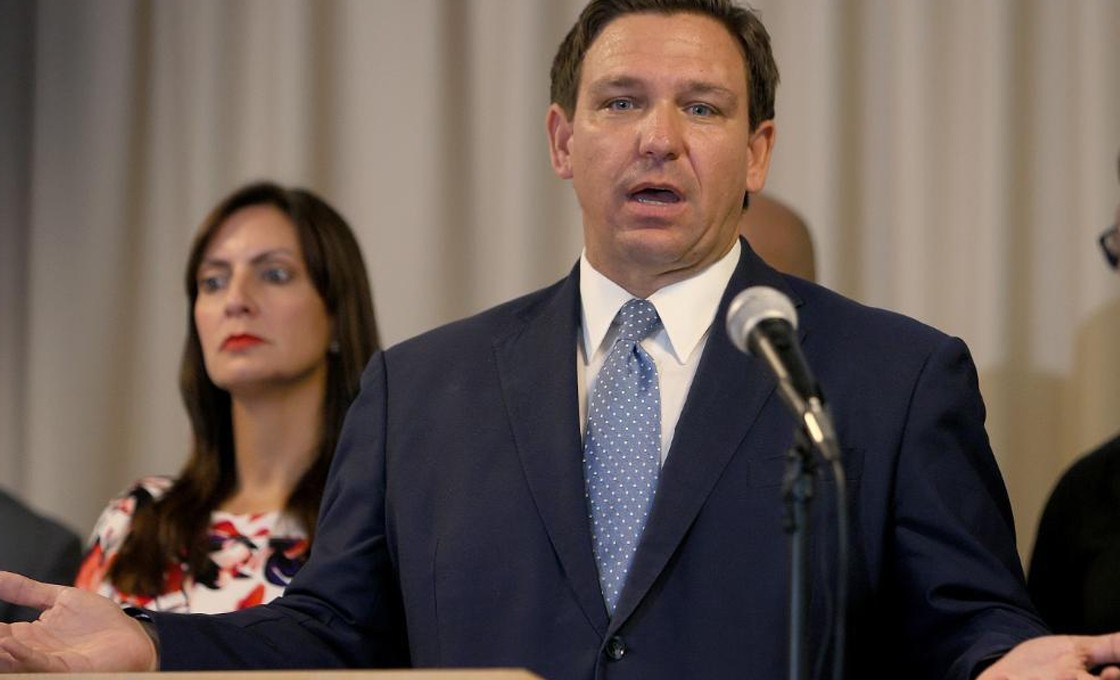 El gobernador DeSantis critica a Biden y los mandatos de vacunas en Florida El gobernador DeSantis critica a Biden y los mandatos de vacunas en Florida