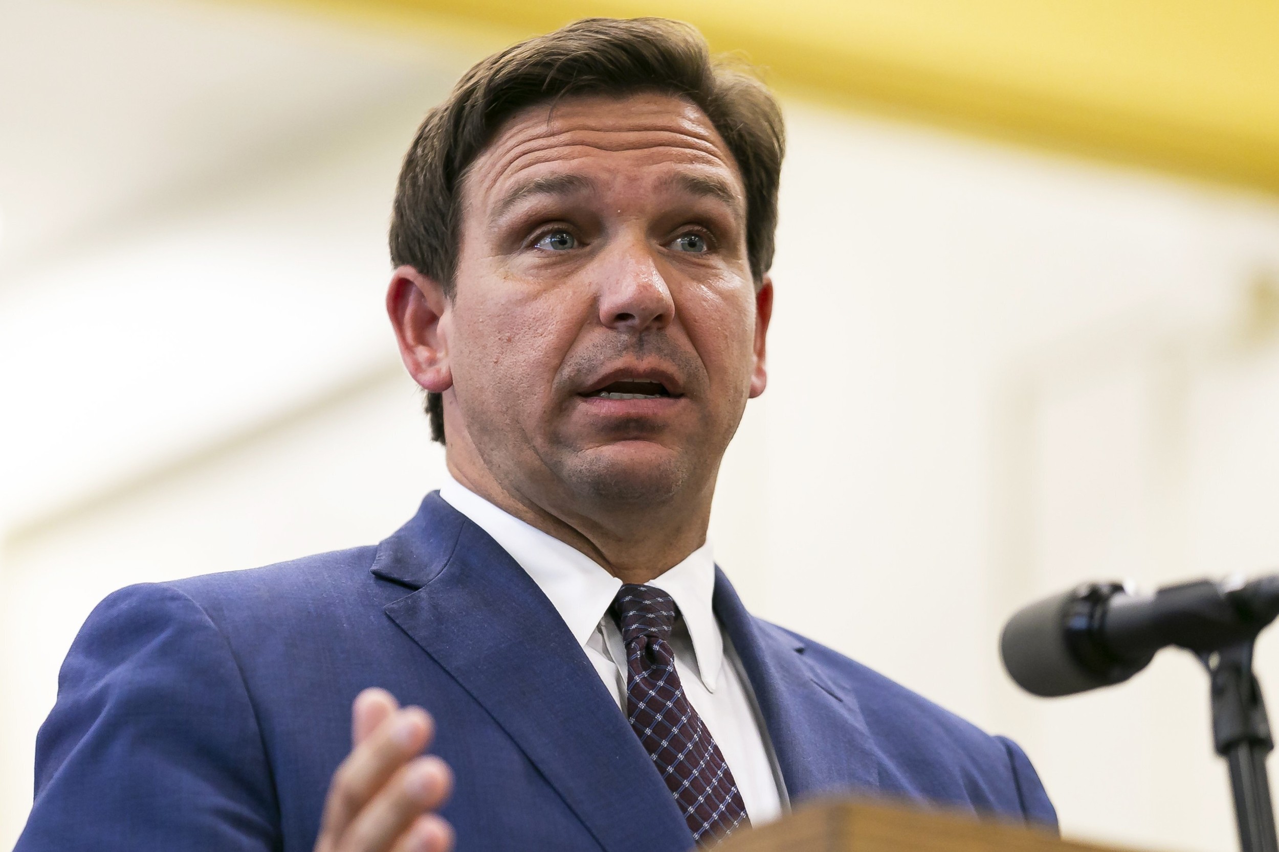DeSantis demanda la administración de Biden por los mandatos de las vacunas