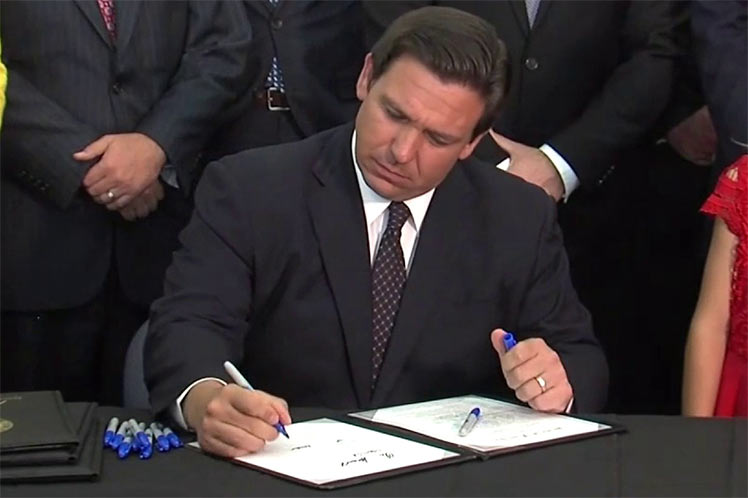 DeSantis firma una legislación contra los mandatos de Covid-19
