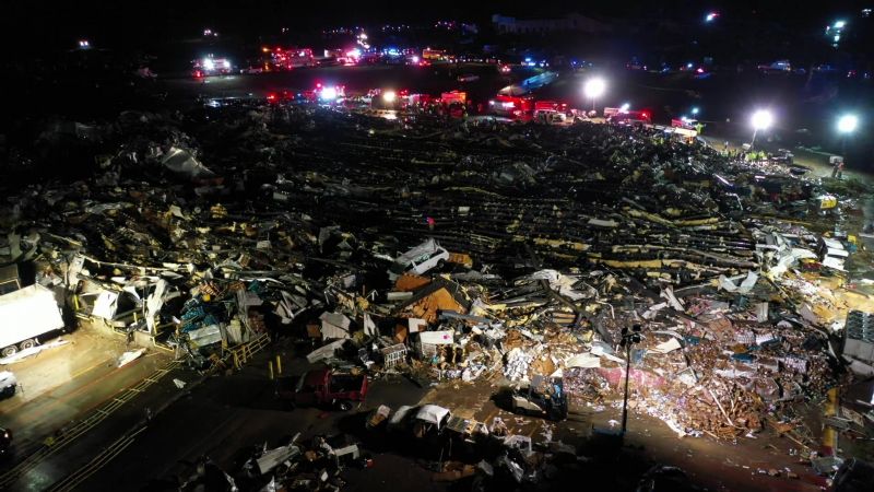 Tragedia en Mayfield Kentucky tras paso de tornado se estima entre 70 a 100 muertos