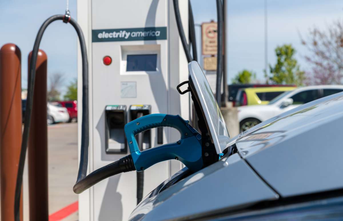La administración Biden da luz verde a los estados para construir estaciones de carga para autos eléctricos La administración Biden da luz verde a los estados para construir estaciones de carga para autos eléctricos