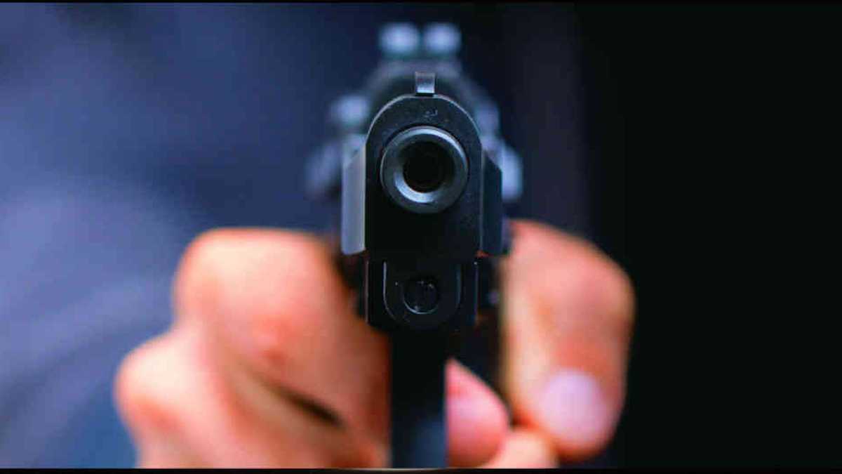Adolescente es alcanzada por una bala mientras estaba sentada en su automóvil en Westside