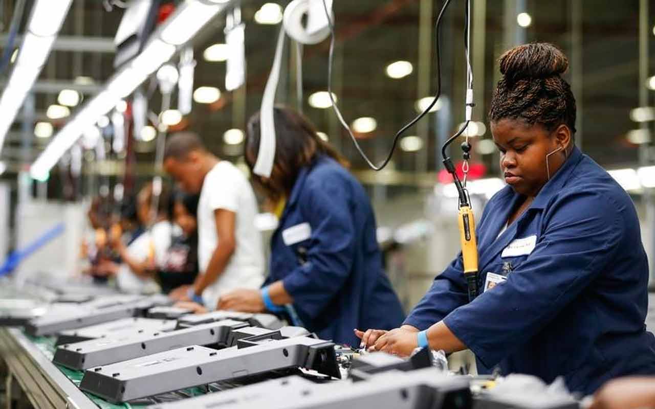 EEUU suma más puestos de trabajo de lo esperado en enero a pesar de la ola de covid