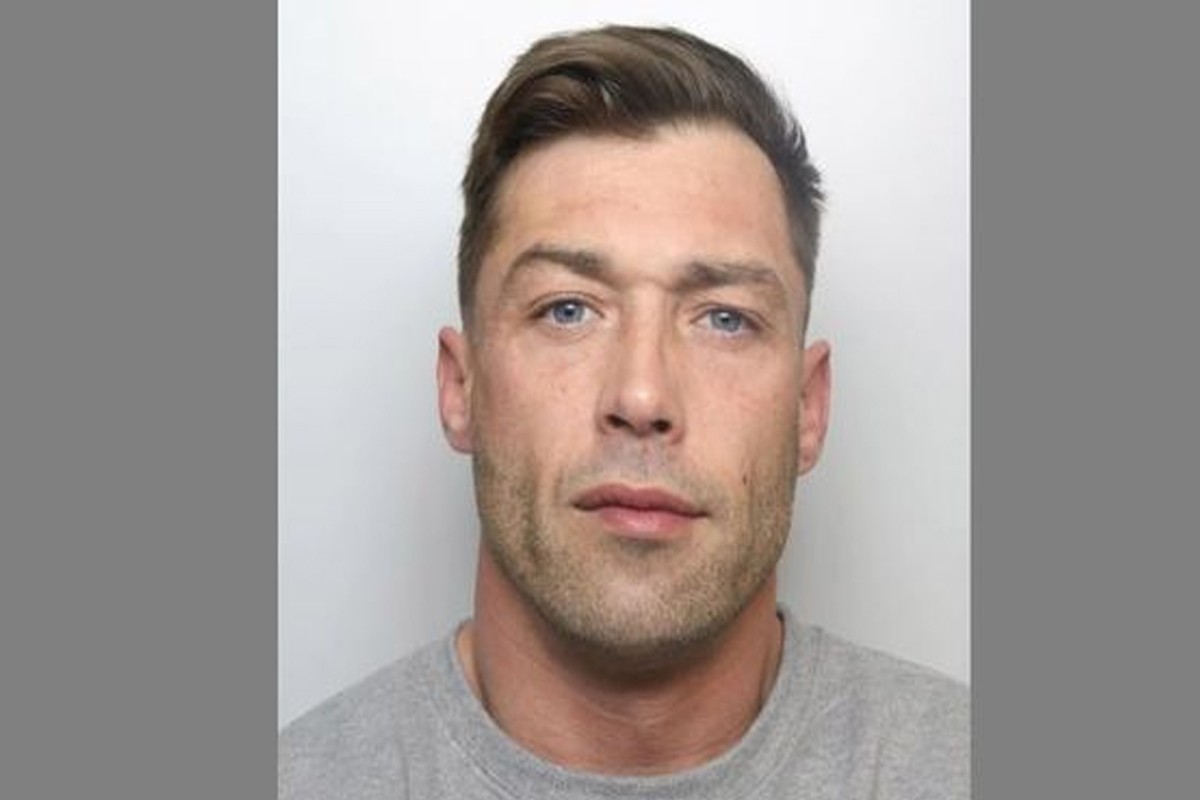 Un ladrón buscado por la policía de West Yorkshire se hace viral por comentarios de mujeres Un ladrón buscado por la policía de West Yorkshire se hace viral por comentarios de mujeres