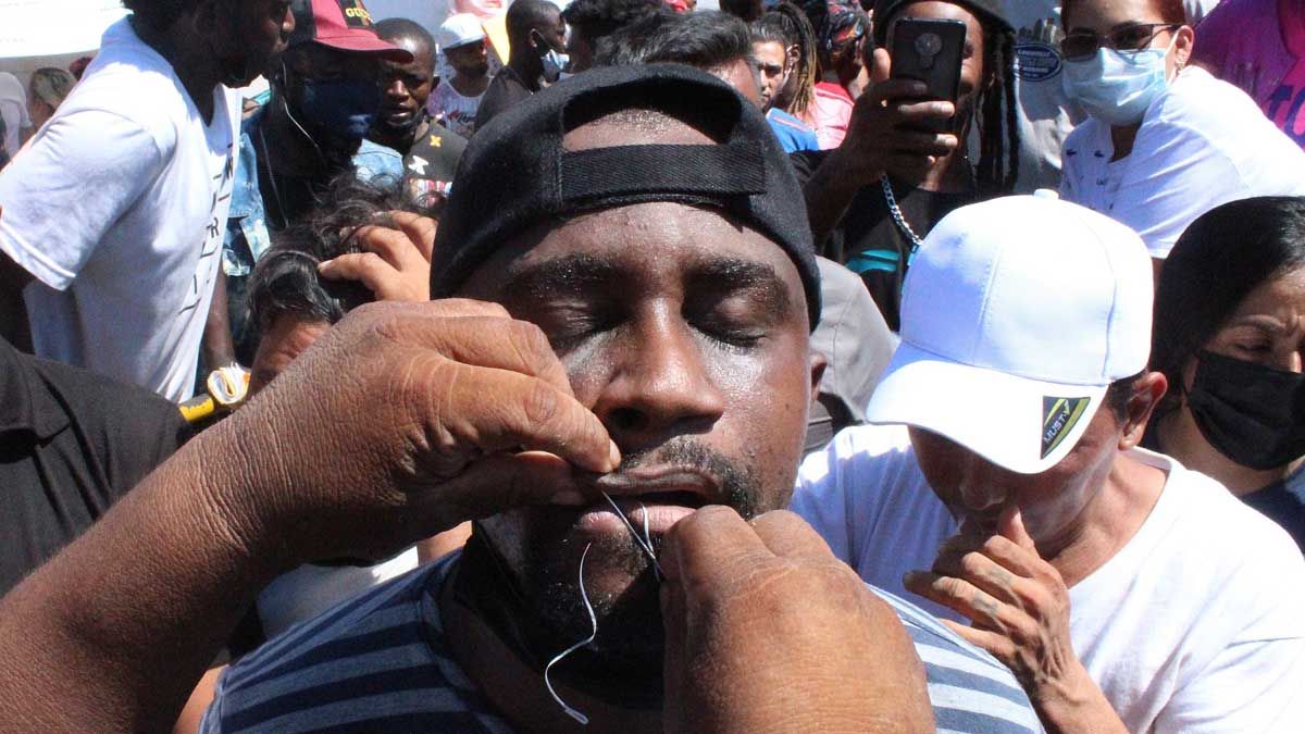 Una decena de migrantes se cosen los labios como protesta para agilizar visas humanitarias