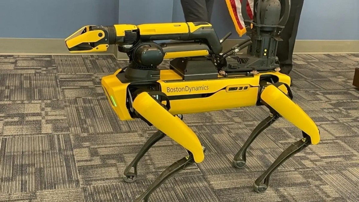 Policía de St. Petersburg Florida presenta a su nuevo refuerzo un perro robot