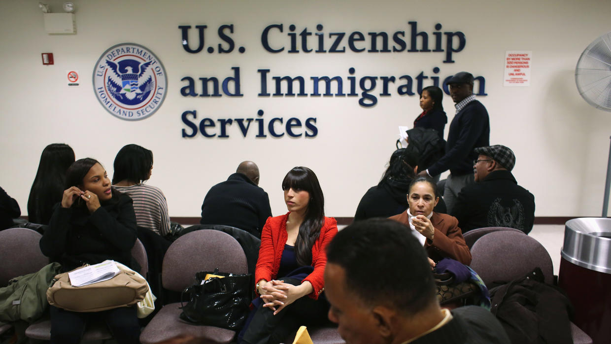 USCIS amplía a dos años los permisos de trabajo para algunos migrantes