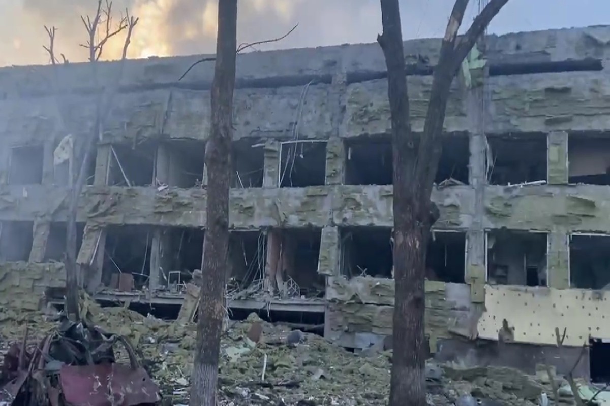Los bombardeos en Ucrania alcanzan un hospital infantil al sur de Mariupol