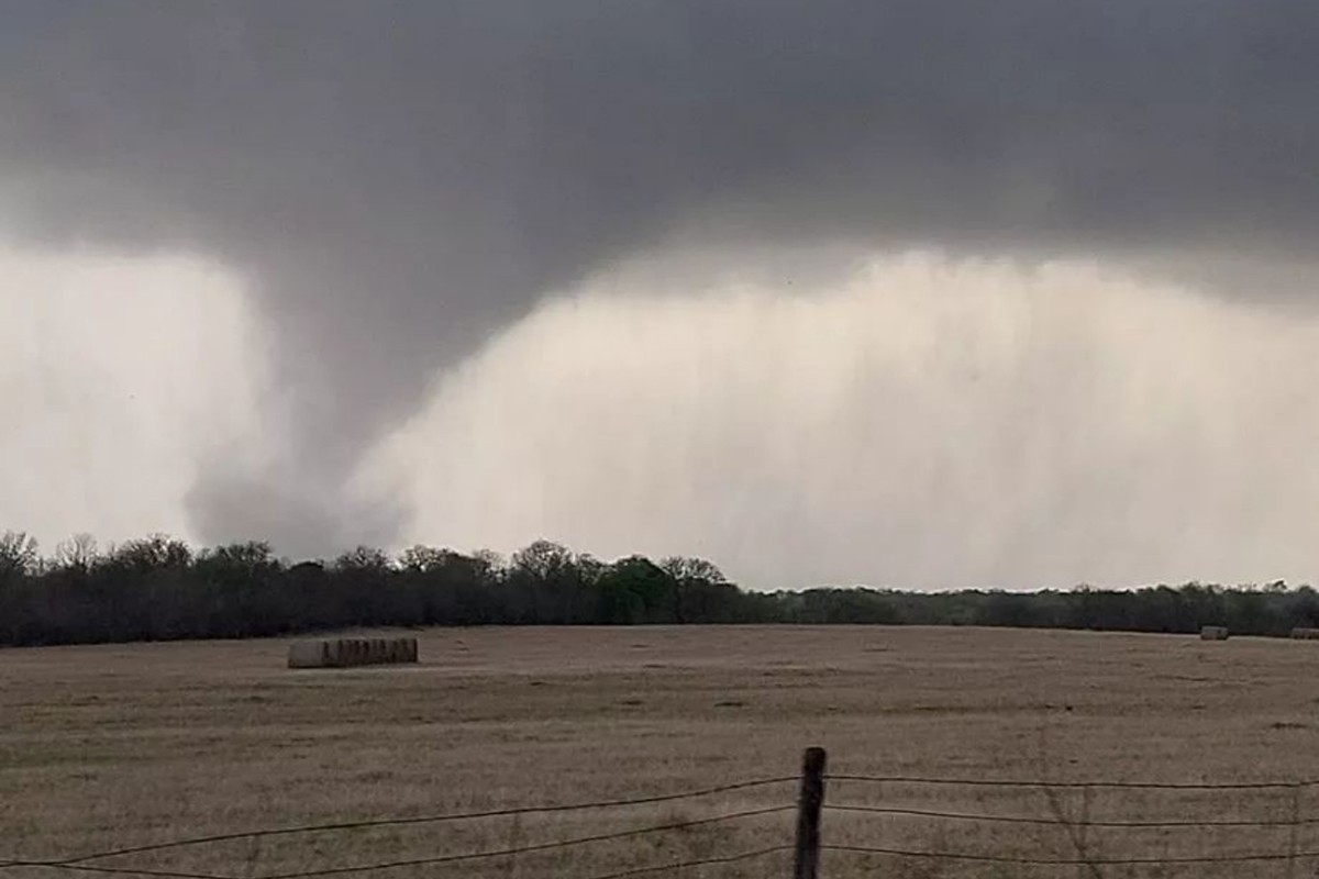 Tornados en Texas destruyen viviendas y dejan a miles de personas sin electricidad