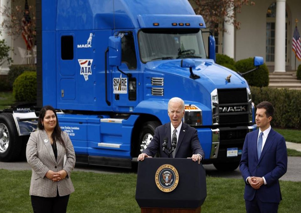 El presidente Biden anima a las mujeres latinas en EE.UU. a convertirse en camioneras