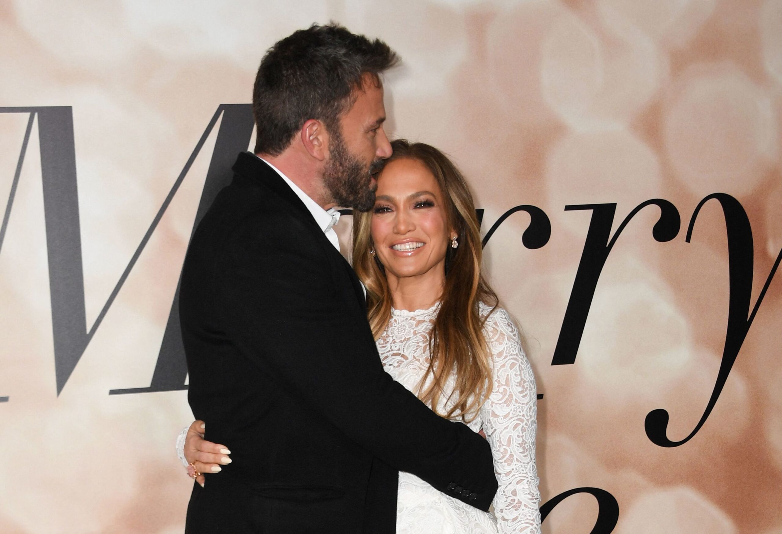 Jennifer López y Ben Affleck anuncian su compromiso