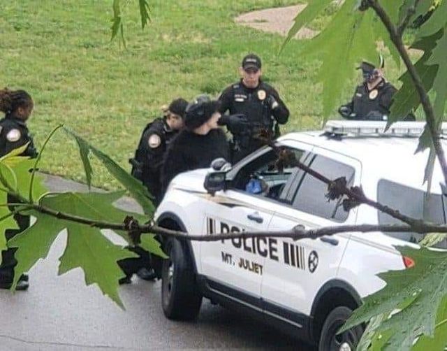 ¡ULTIMA HORA! Detienen a un estudiante con dos rifles a las afueras de un instituto en Texas