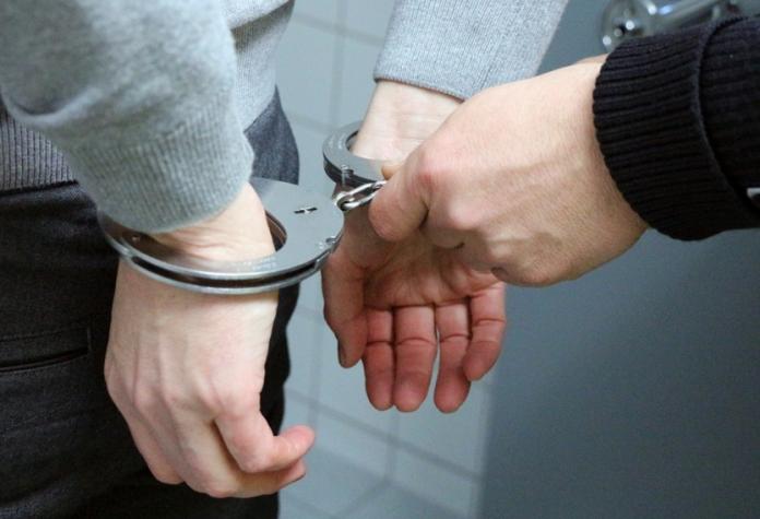 Arrestan adolescente por amenazar con disparar en una escuela secundaria en Long Island Arrestan adolescente por amenazar con disparar en una escuela secundaria en Long Island