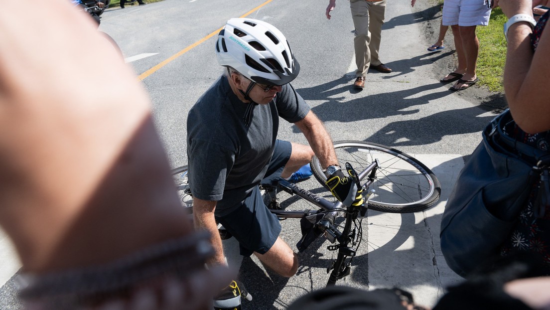 El presidente Joe Biden cae de su bicicleta durante un paseo en Delaware
