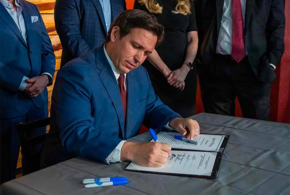 El gobernador DeSantis firma una ley para aumentar las medidas de seguridad escolar en Florida