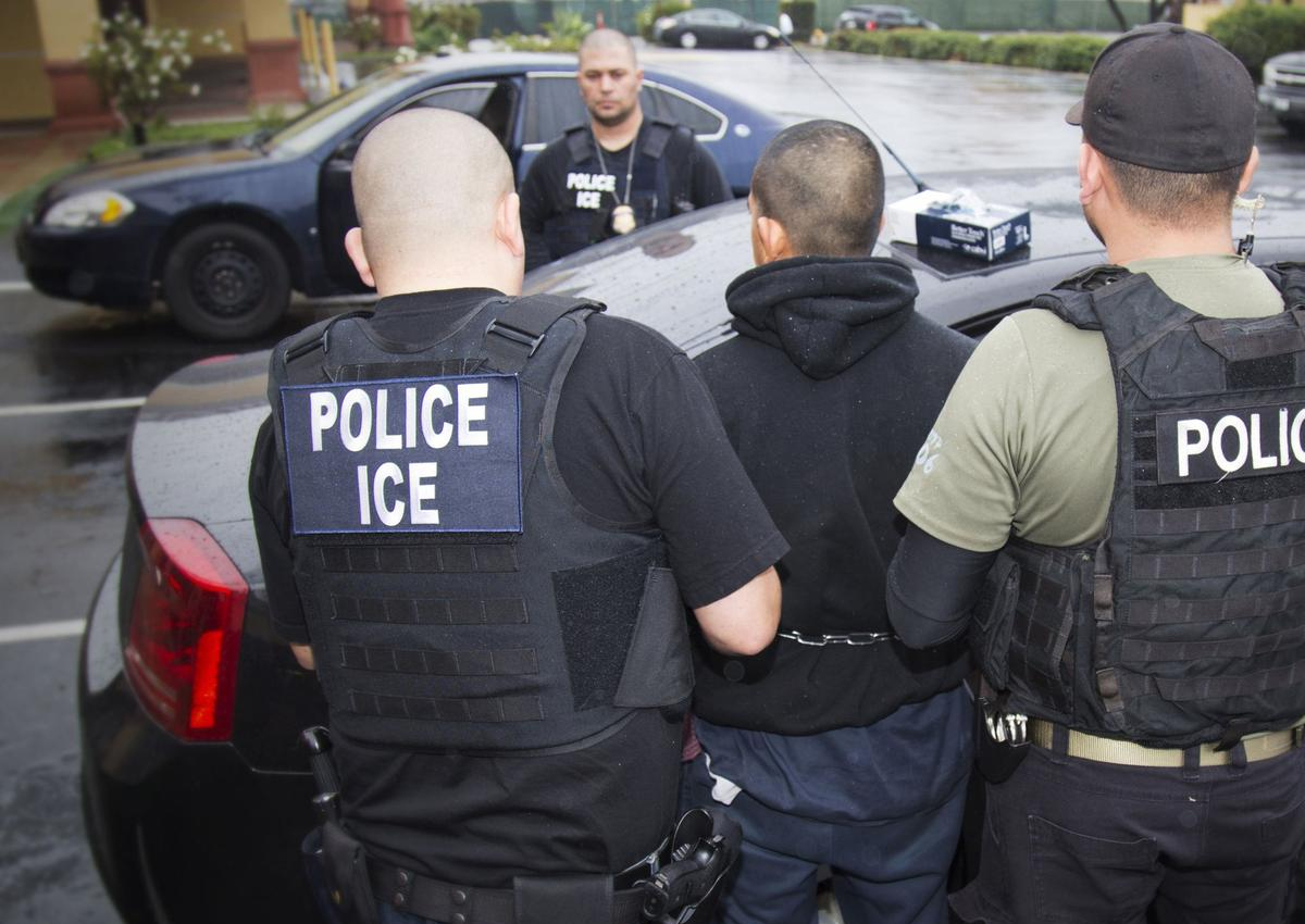 La administración de Biden acata un fallo judicial y suspende sus prioridades de deportación