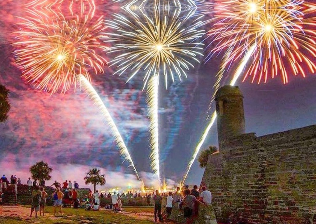 Celebra el 4 de Julio en San Agustín con Fuegos Artificiales y Concierto