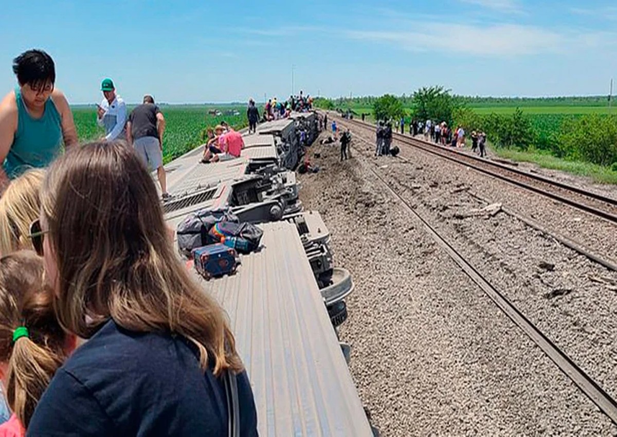 Se descarrila tren que transportaba 243 pasajeros cerca de Kansas City
