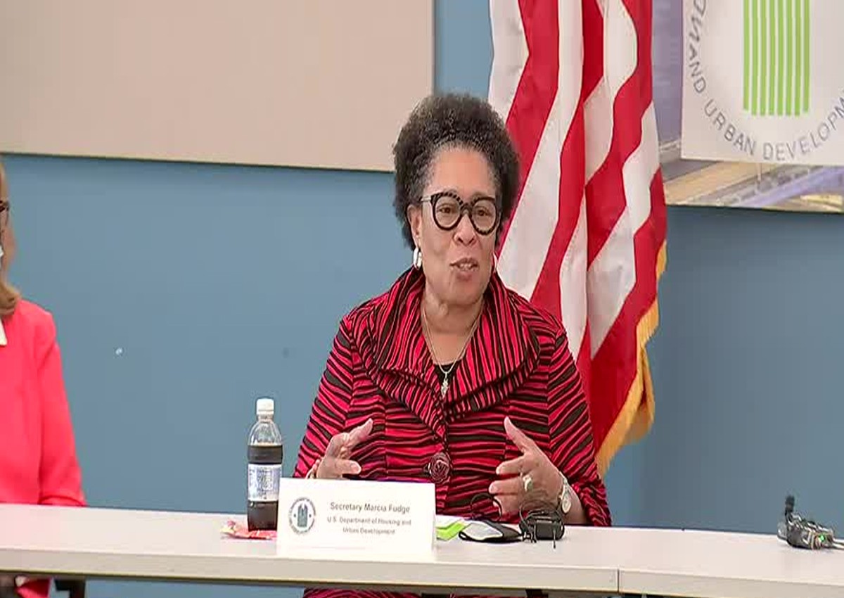 La secretaria de HUD visitó Jacksonville para discutir formas de abordar la crisis de vivienda de la ciudad