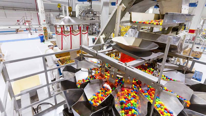 Rescatan a empleados que se cayeron en un tanque lleno de chocolate M&Ms Rescatan a empleados que se cayeron en un tanque lleno de chocolate M&Ms