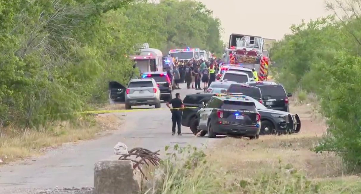 Sube a 50 el número de víctimas mortales del tráiler que fue hallado el lunes en Texas Sube a 50 el número de víctimas mortales del tráiler que fue hallado el lunes en Texas