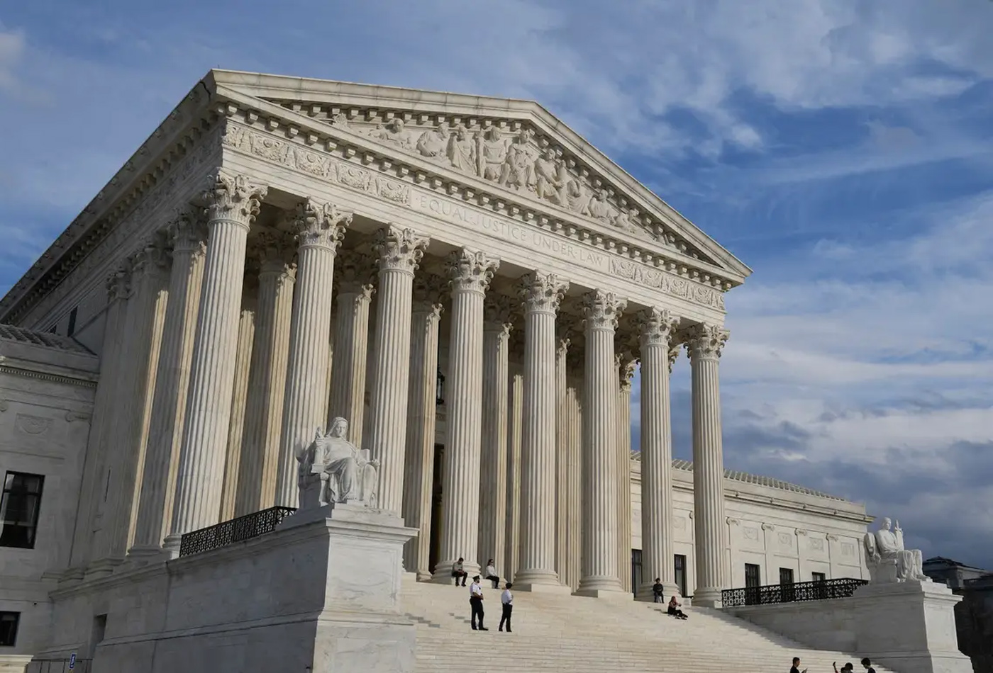 Corte Suprema se niega a restaurar las restricciones de Biden sobre las deportaciones de ICE