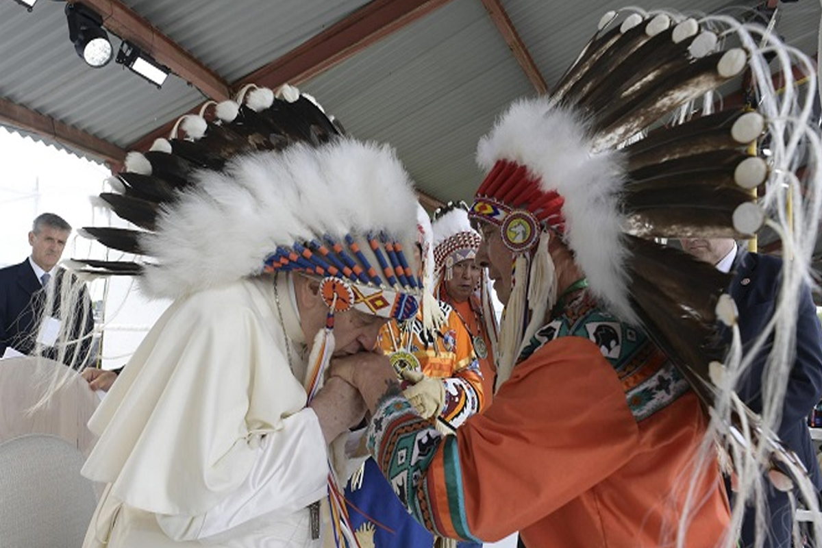 El Papa se disculpa por los abusos a niños indígenas en colegios católicos de Canadá El Papa se disculpa por los abusos a niños indígenas en colegios católicos de Canadá