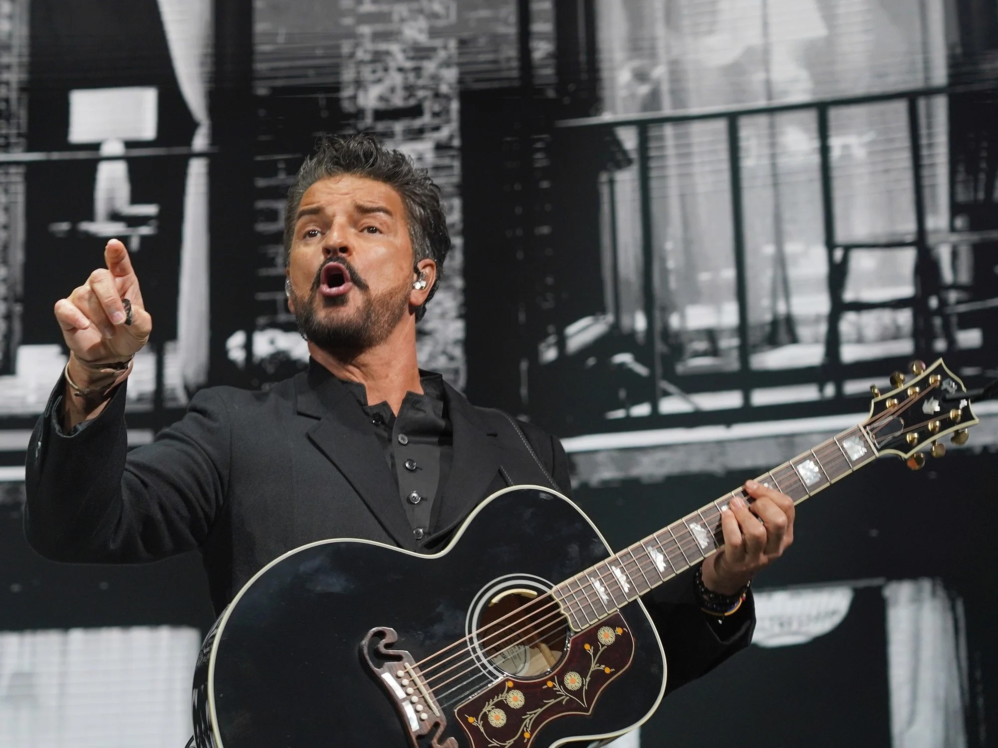 Ricardo Arjona genera polémica tras criticar el lenguaje inclusivo en pleno show en Paraguay
