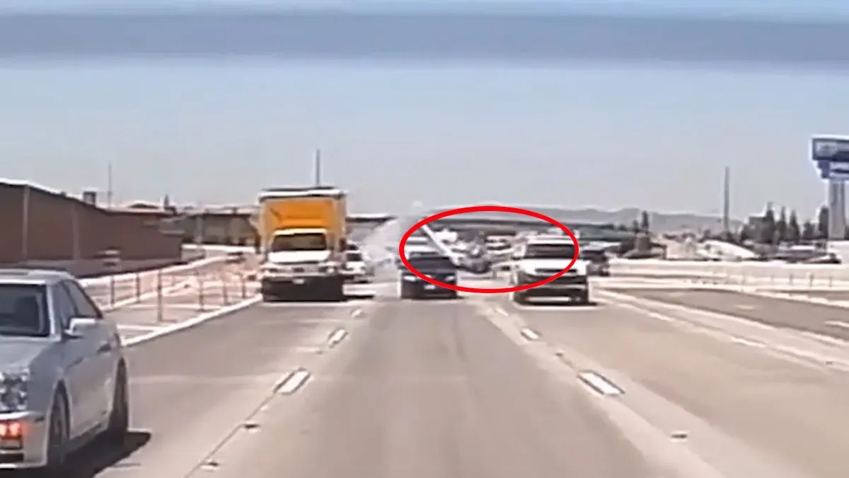 Impresionante: Avioneta aterriza de emergencia en transitada autopista de California