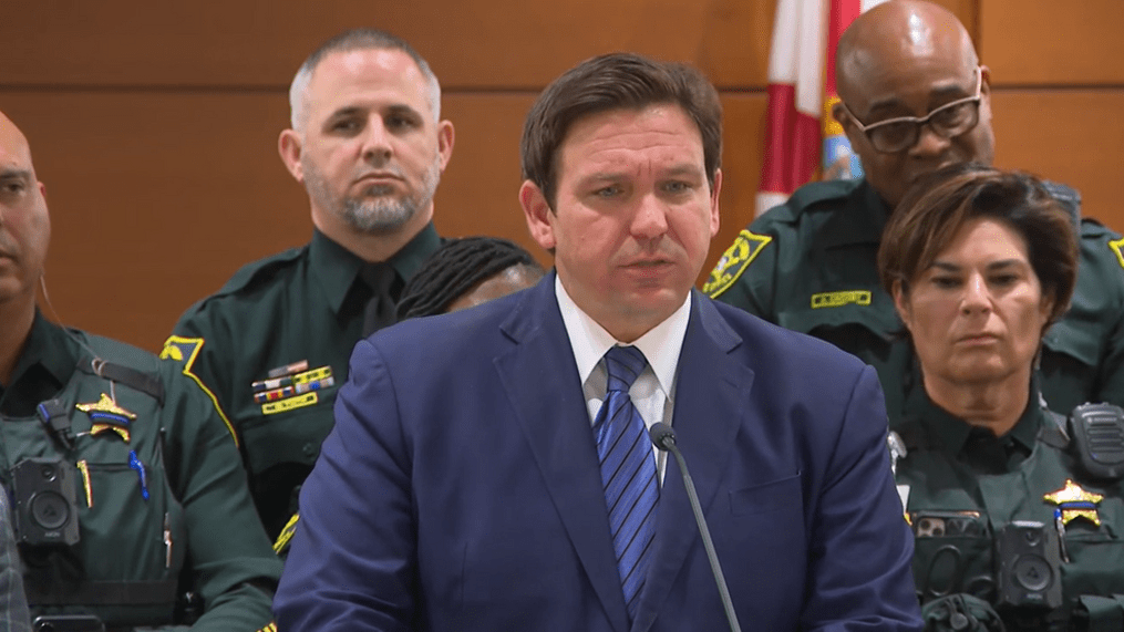 El gobernador DeSantis anuncia el arresto de 20  personas por fraude electoral