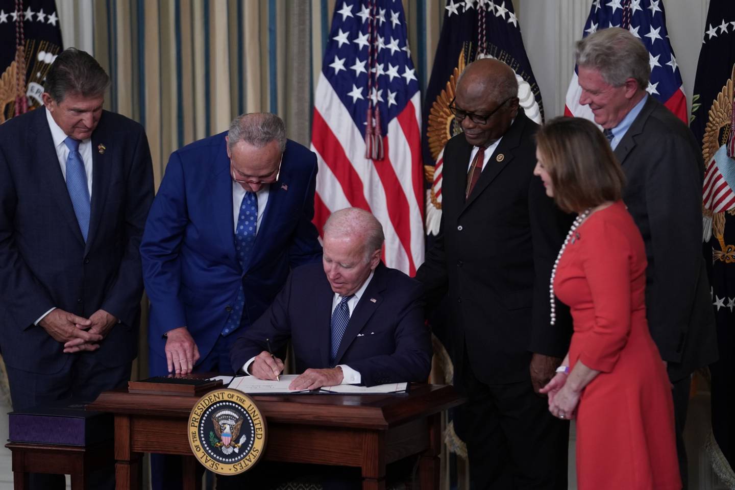 El presidente Biden firma histórico proyecto de ley de clima, salud e impuestos El presidente Biden firma histórico proyecto de ley de clima, salud e impuestos