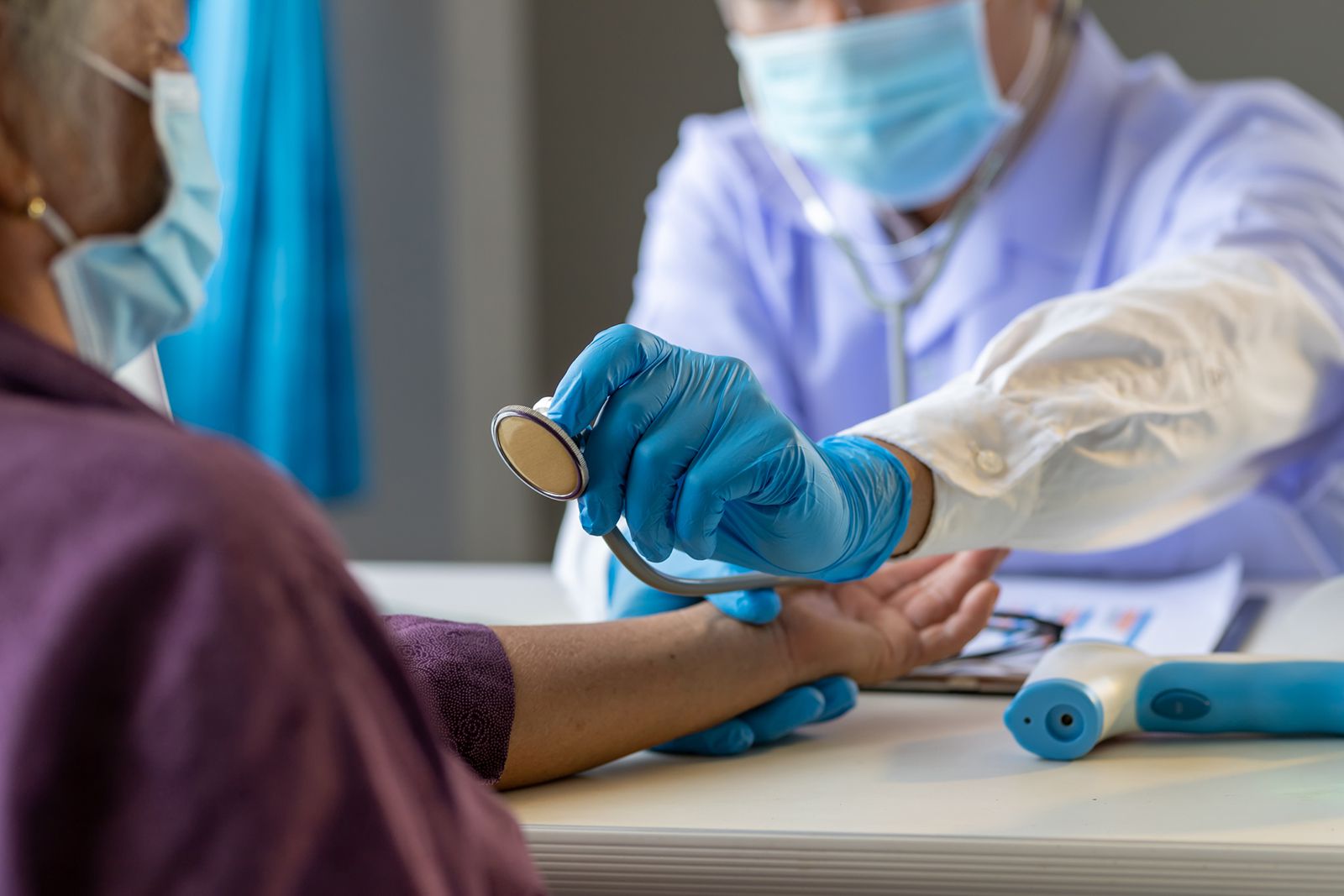 ¡EXCELENTES NOTICIAS! Unos 700,000 hispanos tendrán seguro médico con la nueva ley firmada por Biden ¡EXCELENTES NOTICIAS! Unos 700,000 hispanos tendrán seguro médico con la nueva ley firmada por Biden