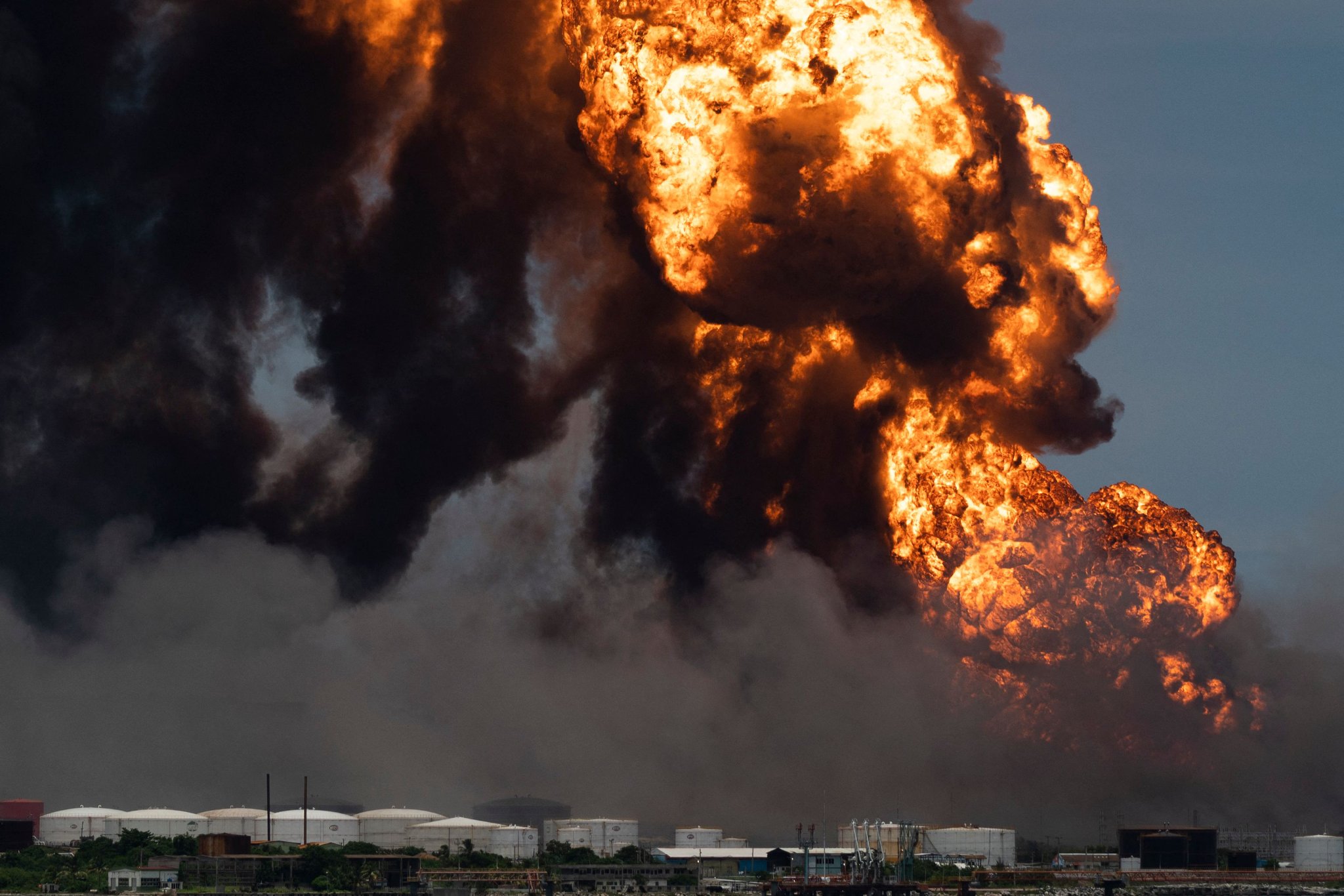 Incendio en Matanzas, Cuba: Un cuarto tanque de petróleo está en llamas y el clima dificulta las labores de extinción del fuego