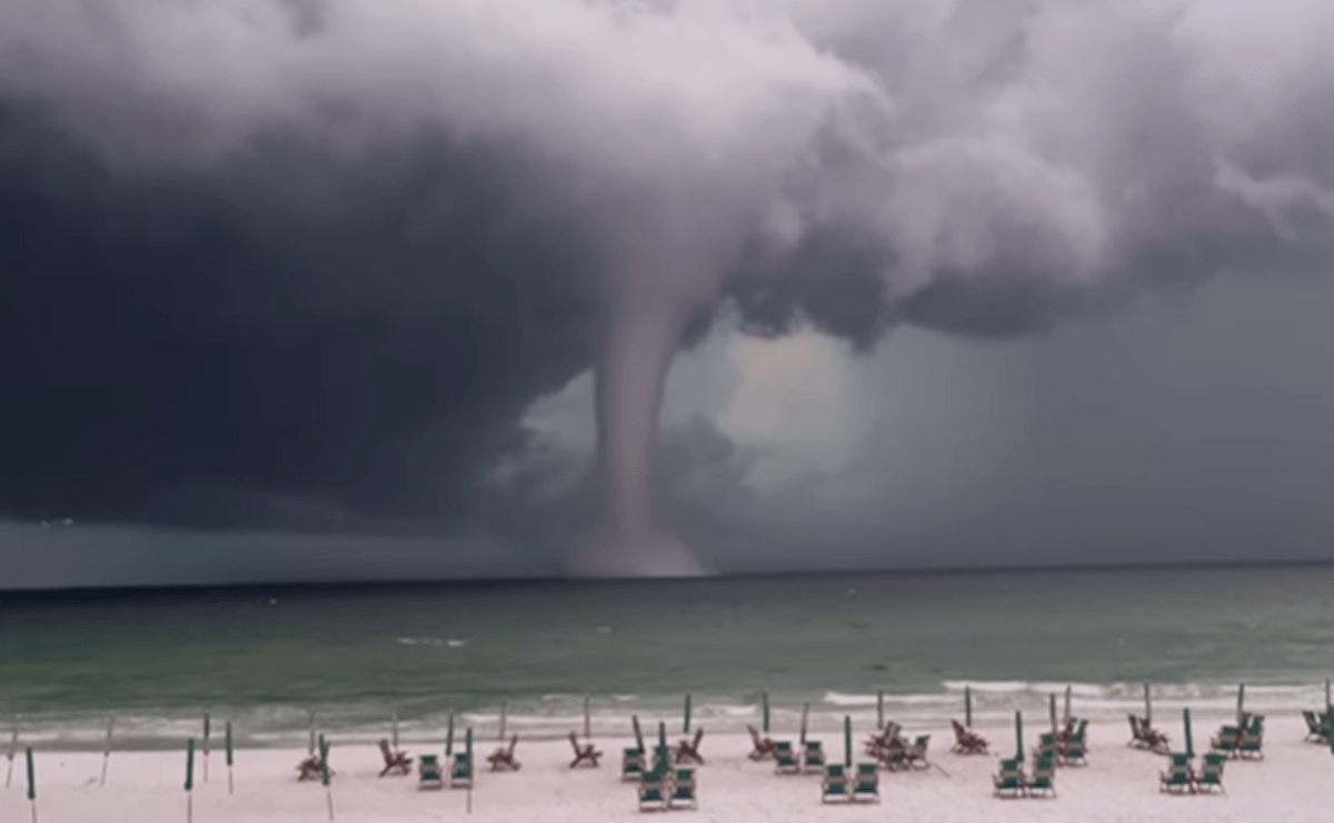 Enorme tromba marina es captada frente a la costa de Florida