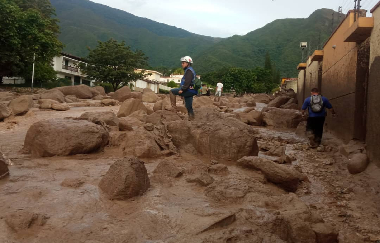 Tragedia en Venezuela: Fuertes lluvias ocasionan desbordamiento del río El Castaño en Maracay