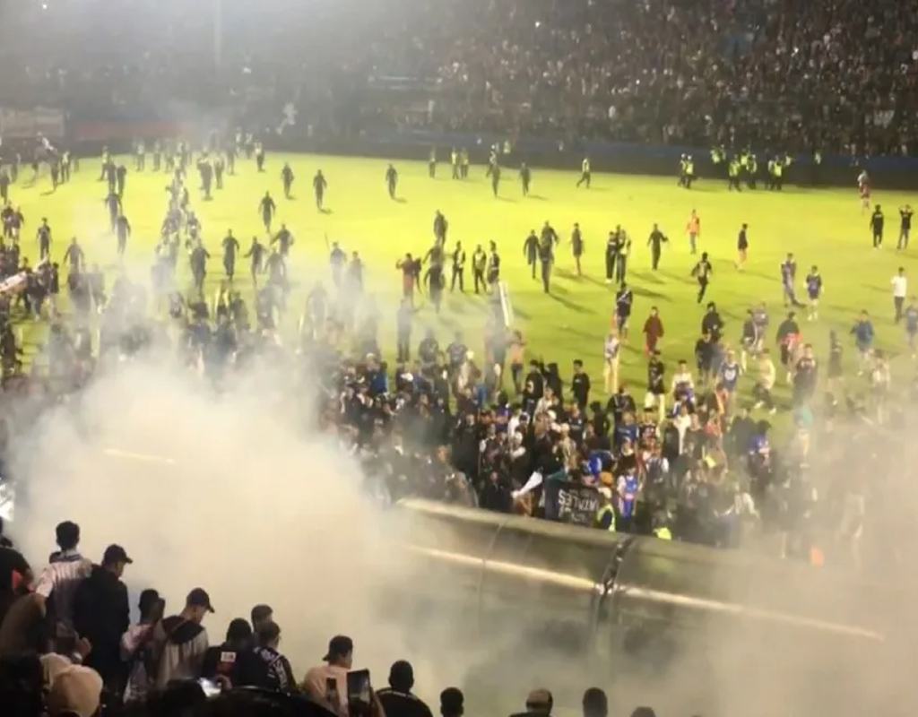 Tragedia en Indonesia: al menos 125 muertos en estampida en un estadio de fútbol Tragedia en Indonesia: al menos 125 muertos en estampida en un estadio de fútbol