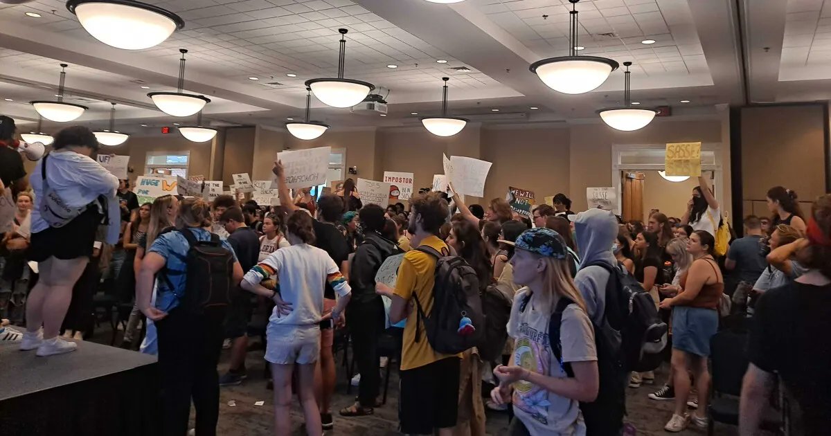 UF protesta masivamente ante el nombramiento de Ben Sasse como director UF protesta masivamente ante el nombramiento de Ben Sasse como director