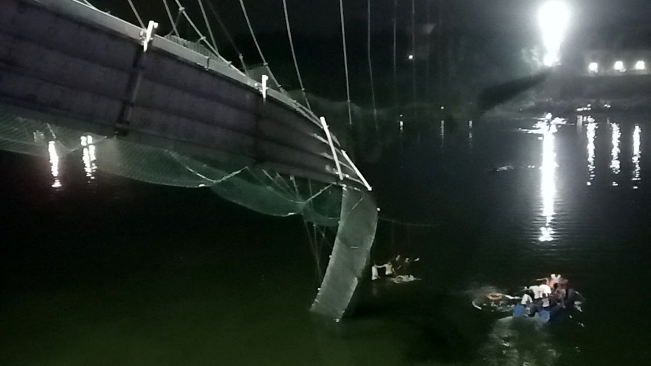 Colapso de un puente en la India deja más de 130 personas fallecidas