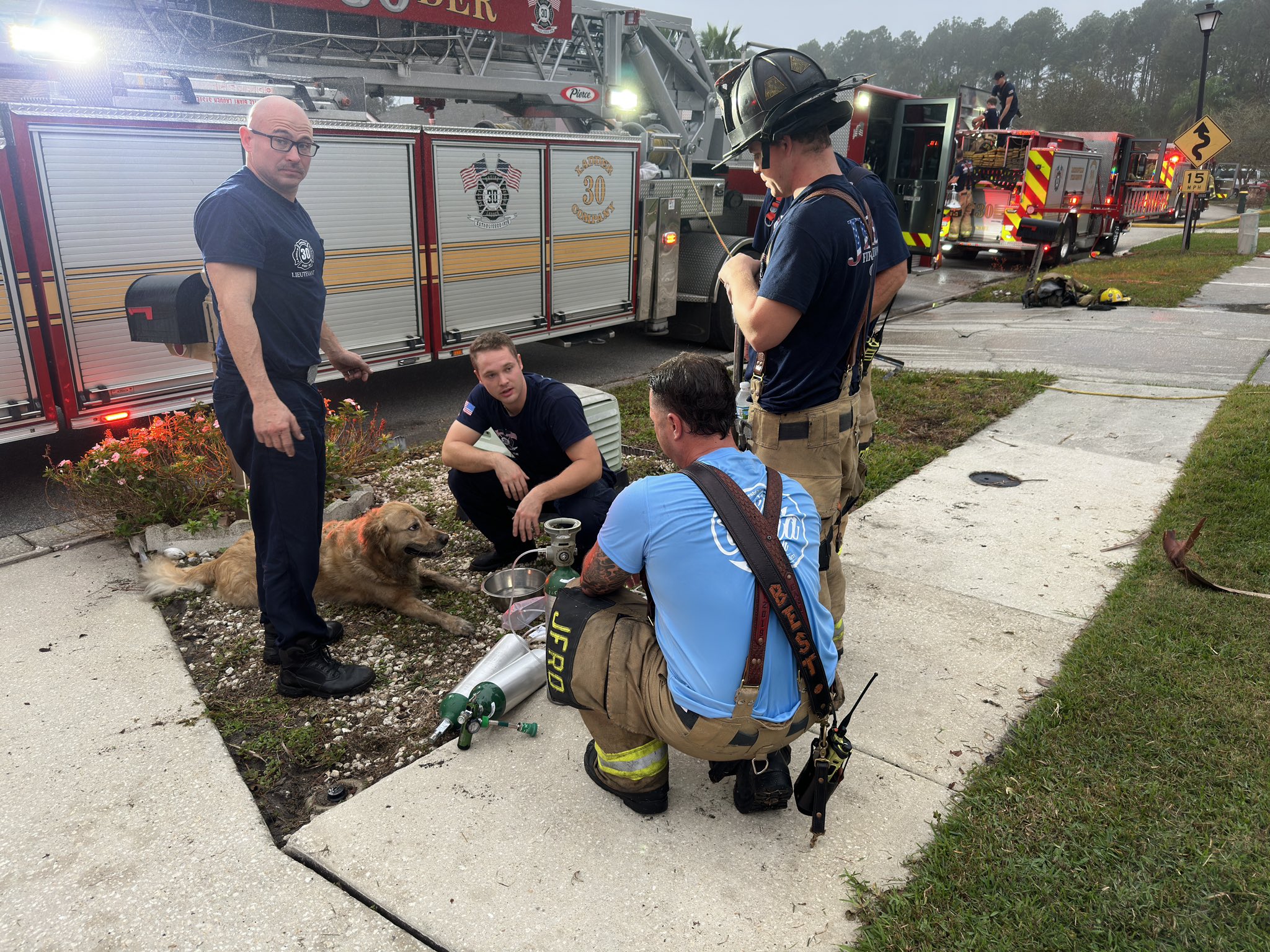 Bomberos de Jacksonville controlaron un incendio la mañana de hoy en una estructura residencial en la zona de Arlington