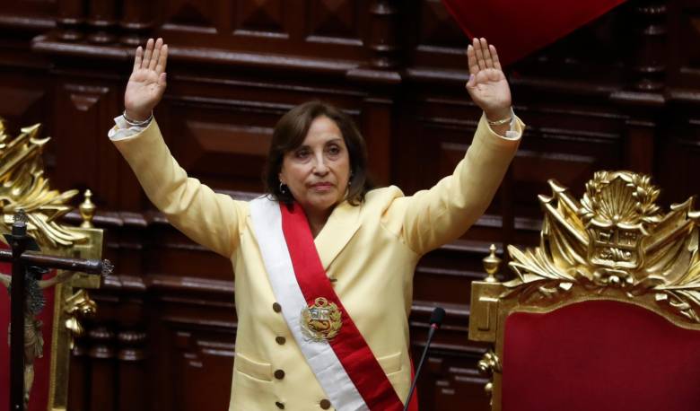 Juramentan a Dina Boluarte como nueva presidenta de Perú luego de la destitución de Pedro Castillo Juramentan a Dina Boluarte como nueva presidenta de Perú luego de la destitución de Pedro Castillo