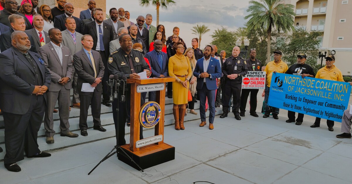 El alguacil T.K. Waters y el alcalde de Jacksonville comprometidos en resolver el asesinato de un niño de 13 años El alguacil T.K. Waters y el alcalde de Jacksonville comprometidos en resolver el asesinato de un niño de 13 años